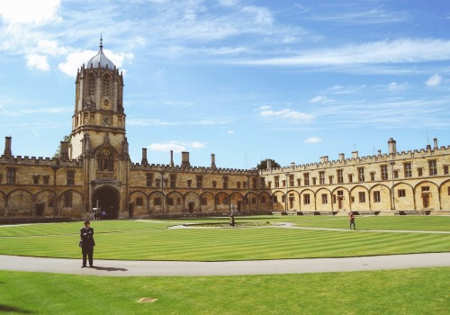 Exploring the World of Oxford University: A Comprehensive Look at its Colleges, History, Courses, Social Life, and Accommodation